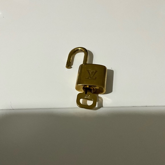 Louis Vuitton Lock & Key - Picture 4 of 4
